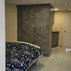 Cozy Near To Tube Station Redbridge